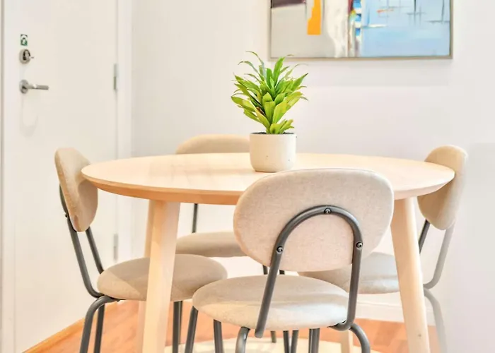 Heimby - Roomy W Free Parking And Seaview Apartment