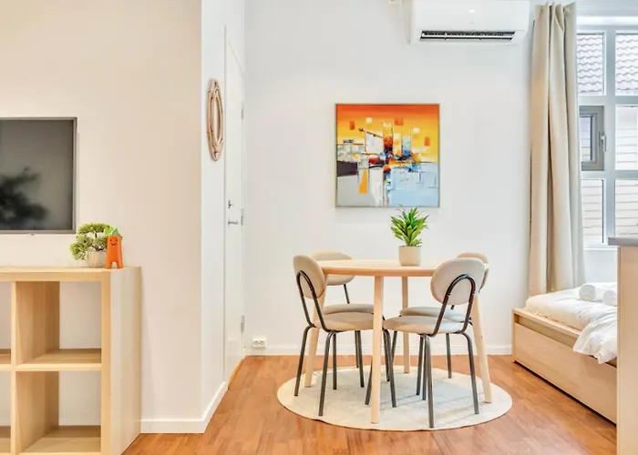 Heimby - Roomy W Free Parking And Seaview Apartment *