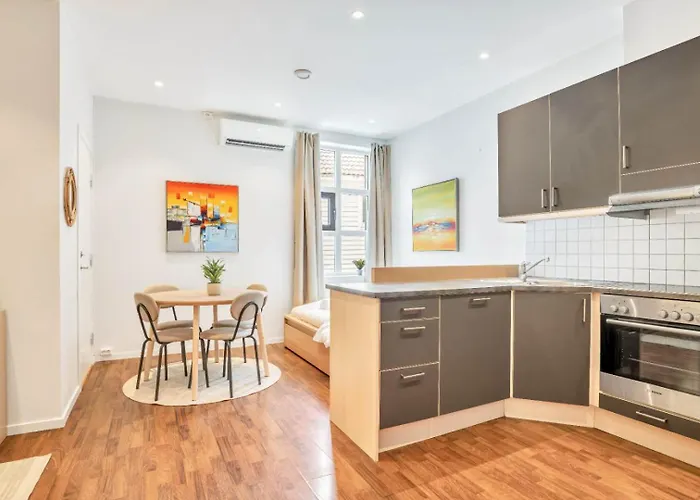 Heimby - Roomy W Free Parking And Seaview Apartment